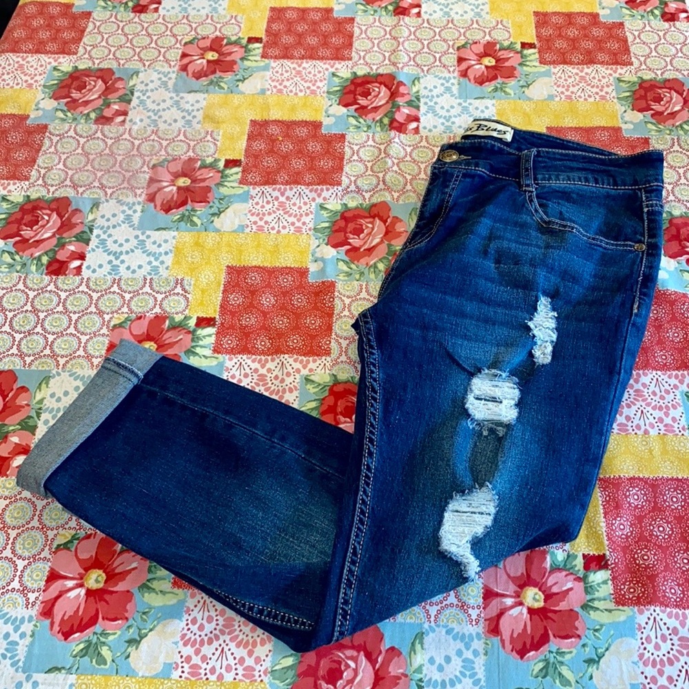 ๐ Paris Blues Distressed Stretchy Capris! - Picture 5 of 8